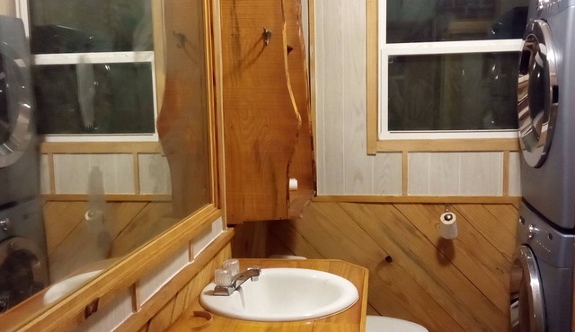 Charming 3-bedroom house in McCormick on the lake,has it's own private dock