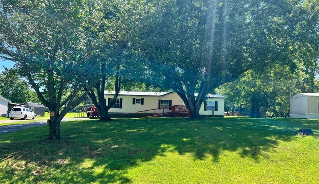 Charming 3-bedroom house across from Axtel campground and Nick's Boat Dock