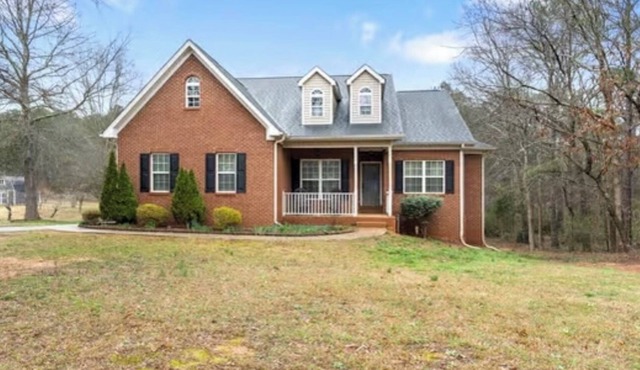 Charming 3-bedroom house with WiFi and AC in delightful McDonough