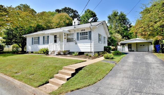 Charming 3 Bedroom house with detached garage.