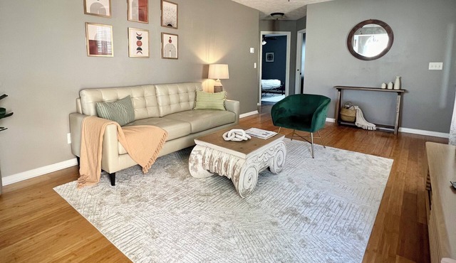 Charming 3-bedroom house with king bed , pet friendly