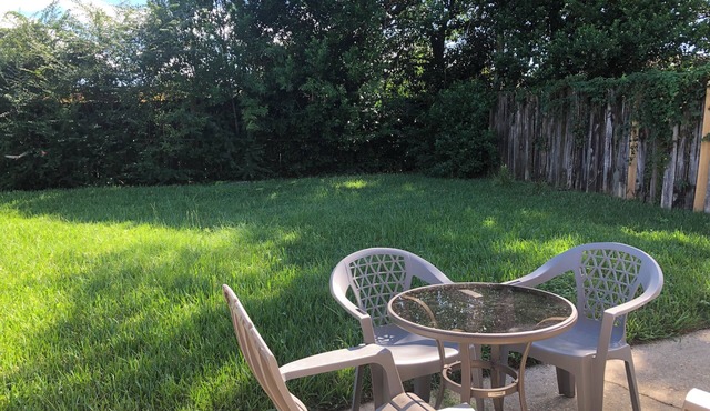 Charming 3-bedroom house in gorgeous Pensacola with WiFi, AC, & a private yard.