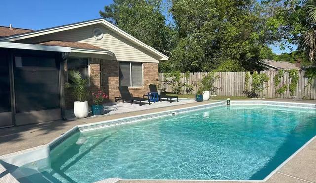 Charming 3-bedroom house in delightful Pensacola with Pool