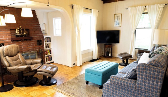 Charming 3-bedroom house with WiFi, AC in delightful Pentwater
