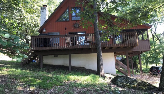 Charming 3-bedroom house in Saw Creek private Community in the Poconos.