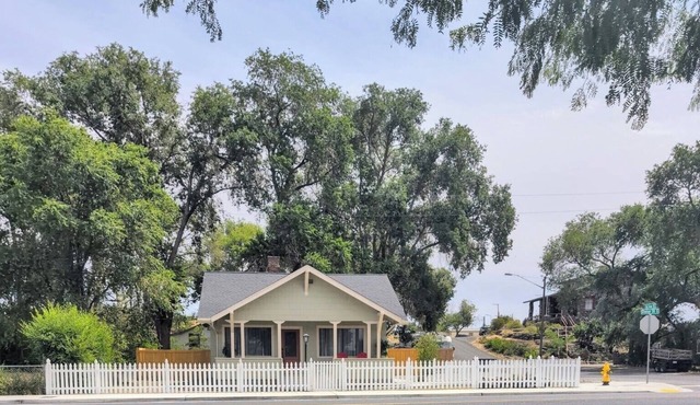 Charming 3-bedroom house walking distance to the lake, restaurants, pet friendly