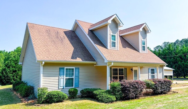 Charming 3-bedroom house on 3 acres in Thomaston with WiFi, fitness eqpmnt, AC