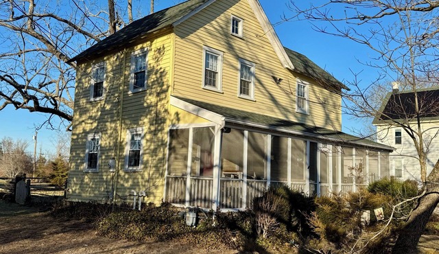 Charming 3-bedroom house with fields, river views, near beaches & dog ready.