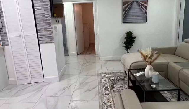 Charming 3-bedroom house in lovely West Park with WiFi, AC, big backyard, tv