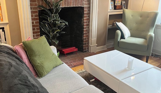 Charming 3-bedroom home in Kingston - walk to Queen's, downtown & lakefront!