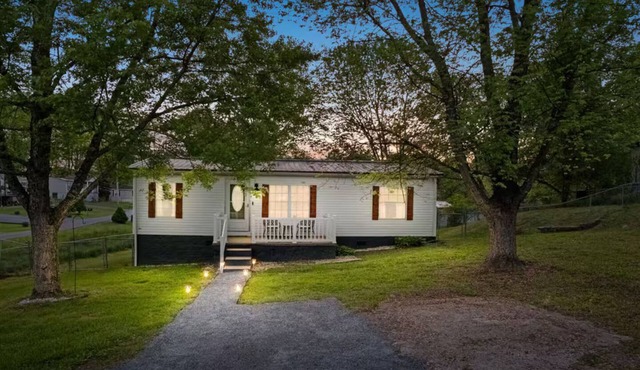Charming 3 bedroom home minutes from NRG featuring a fire pit/outdoor games