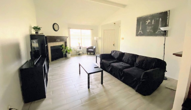 Charming 3 bedroom home with fireplace - 10 min from The Domain