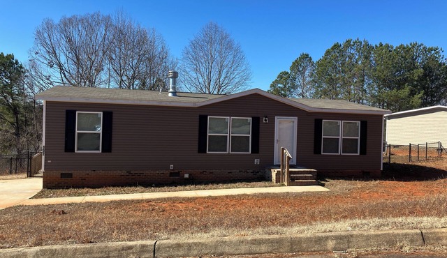 Charming 3-bedroom home in Easley. Convenient to Greenville and Clemson