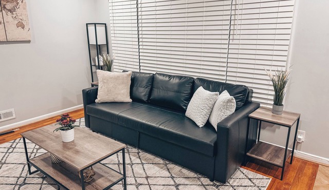 Charming 3-bedroom home near everything safe neighborhood. Family & pet-friendly