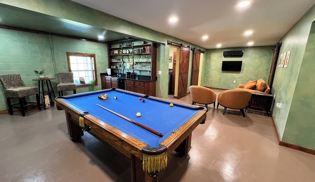 Charming 3 bedroom home with elegant speakeasy vibe. Fire pit. Billiards table.