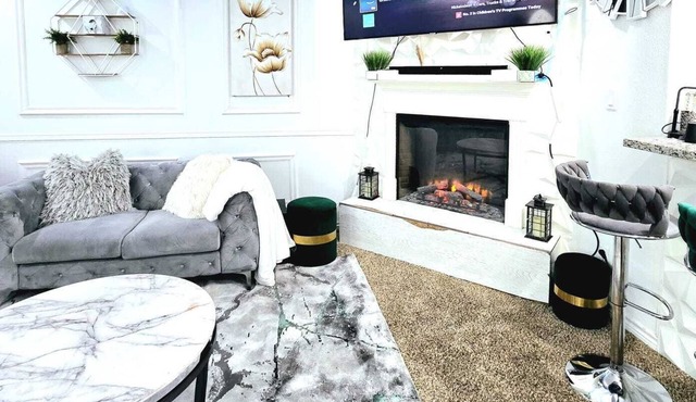 Charming 3-bedroom Home-away-from-Home with WiFi and indoor comfort in Odessa