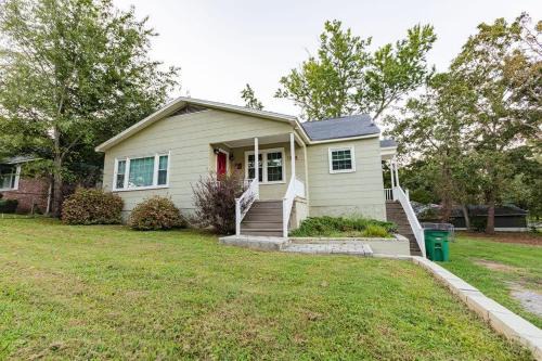 Charming 3-Bedroom Home in Rossville, GA - Family Retreat