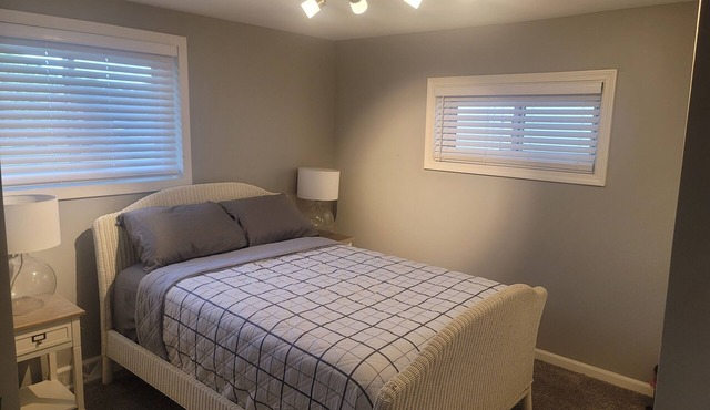 Charming 3-bedroom home, w/Basement Covered back porch AC, WiFi