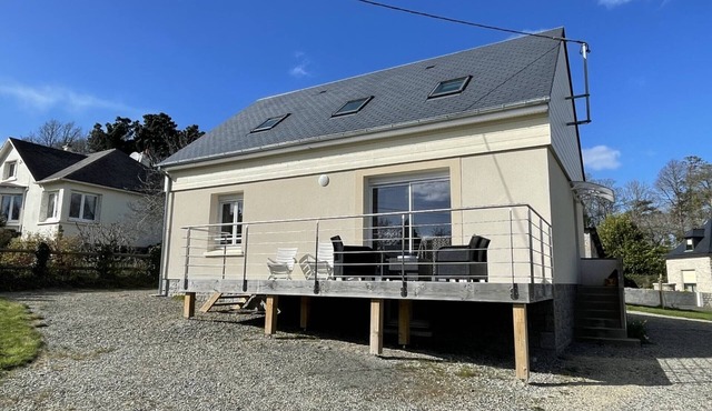 Charming 3-Bedroom House Near Beach with Garden, Free WiFi, and Parking