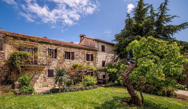 Charming 3-bedroom house with AC and WiFi in Sovinjak