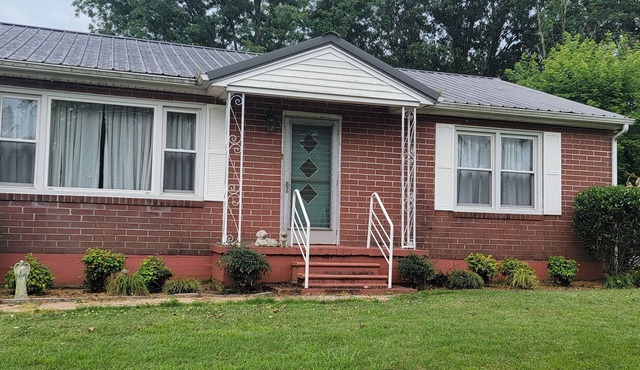 Charming 3-bedroom house near ball park in quiet neighborhood