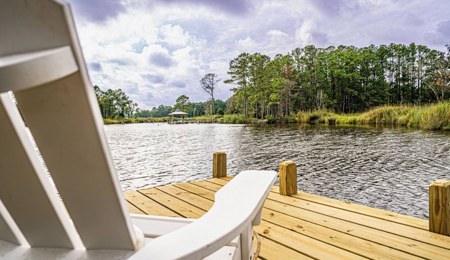 Charming 3-bedroom house on the water with a dock, close to Belhaven & Bath NC.