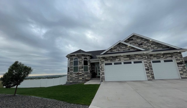 Charming 3-bedroom house in Cheyenne with WiFi, AC. Amazing views! Sleeps 8