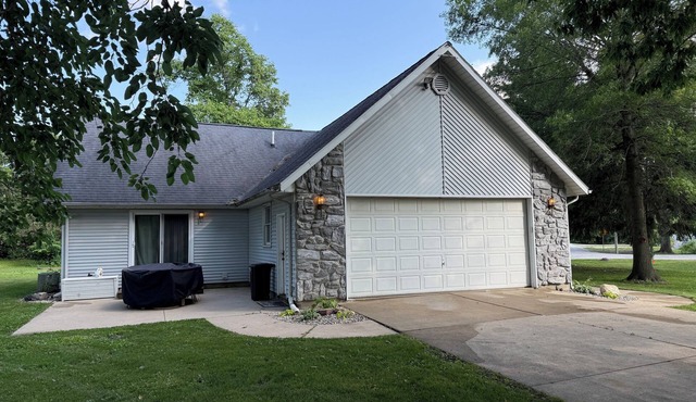 Charming 3-bedroom house with private dock lot on beautiful Wawasee Lake.