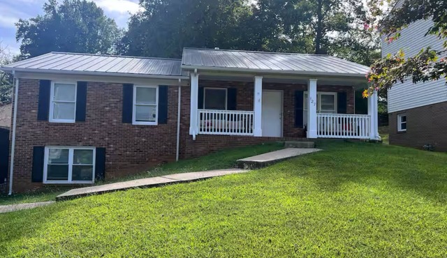 Charming 3-bedroom house with AC, fitness room, WiFi in wonderful Danville