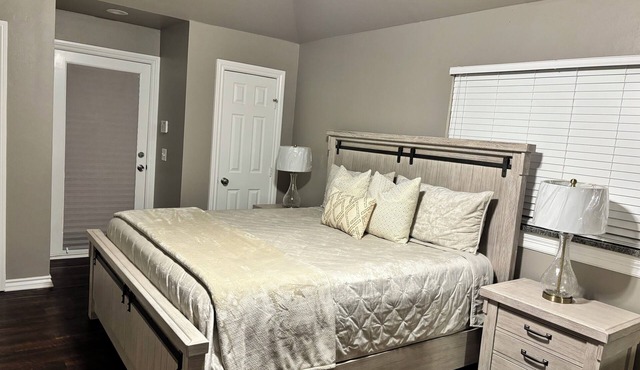 Charming 3-bedroom house with AC, WiFi in Del City