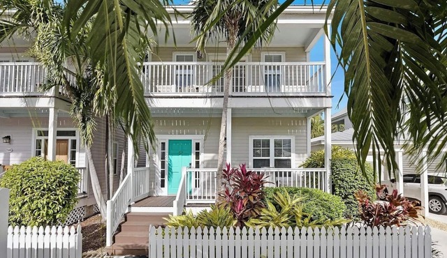 Charming 3-bedroom house featuring a heated private pool.