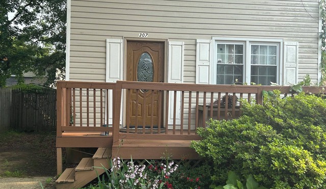 Charming 3-bedroom house with AC, WiFi in tranquil Edgewater on the bay .