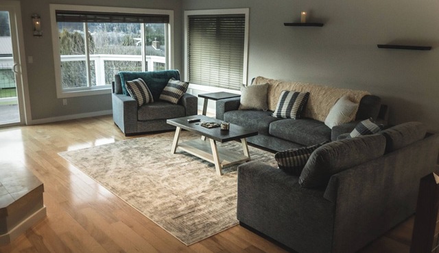 Charming 3-bedroom house overlooking Holmes Harbor w/WiFi and gas fireplace