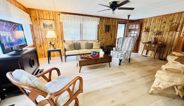 Charming 3-bedroom house with WiFi, AC in amazing Freeport Oyster Creek