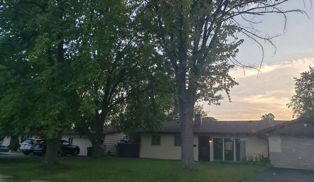 Charming 3-bedroom house with WiFi and AC in brilliant Glenview