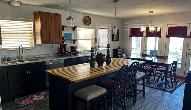 Charming 3-bedroom house with WiFi and a relaxing back porch on Lake Granbury