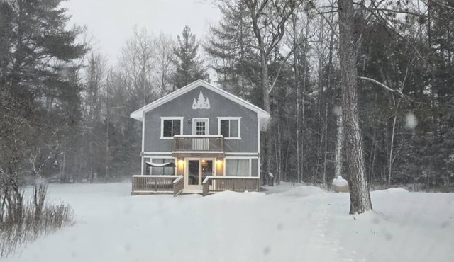 Charming 3-bedroom house with WiFi, AC near Lewiston, MI