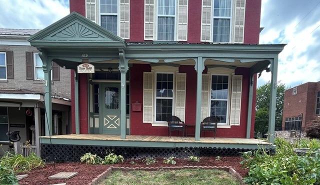 Charming 3-bedroom house with WiFi and AC in Hannibal