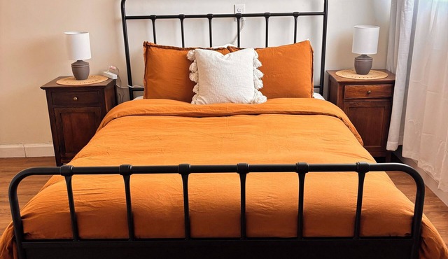 Charming 3-bedroom house with WiFi, AC Near Downtown Lancaster