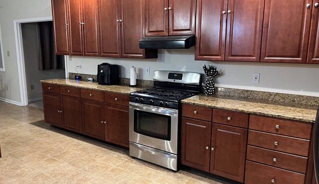 Charming 3-bedroom house in fabulous Lawnside with WiFi, AC