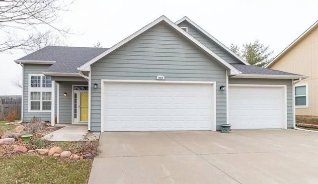 Charming 3-bedroom house, sleeps 8, easy access to K-10