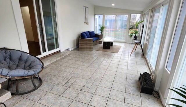 Charming 3-bedroom house -WiFi, game room, office and 4 seasons room in Loveland