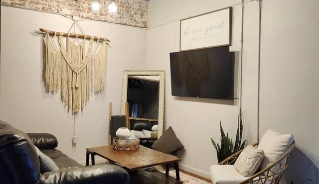 Charming 3-bedroom house with Wifi, soaker tub, rain shower, far infrared sauna