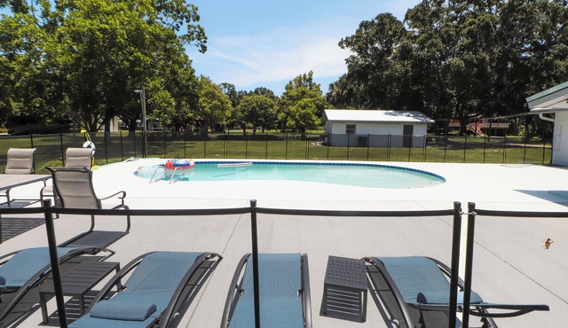 Charming 3-bedroom house in Oak Hill with a Pool and Pond