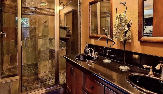 Charming 3-bedroom house with WiFi, AC in lovely Oroville