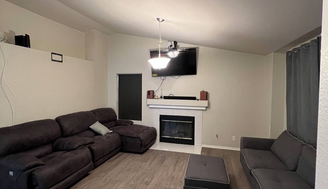 Charming 3-bedroom house with WiFi, AC in superb Palmdale