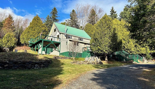 Charming 3-bedroom house in Rangeley with trail access