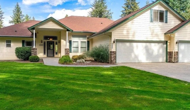 Charming 3-bedroom house sleeps 8 with high speed WiFi in Twin Lakes Village