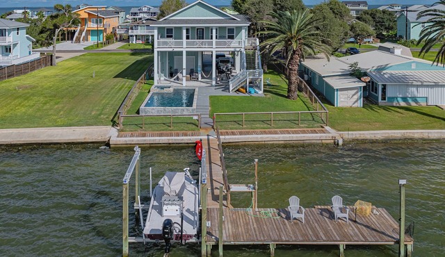 Charming 3-bedroom house in Rockport with WiFi, AC, O/DR Elevator, & Boat Lift!