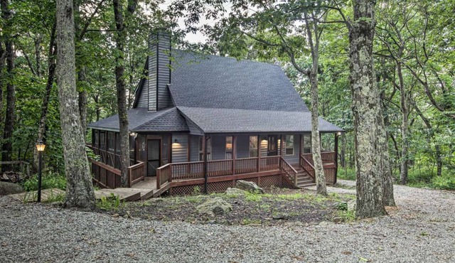 Charming 3-bedroom house with hot tub and large deck